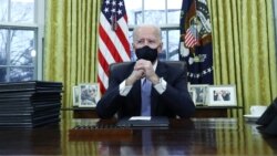 Presidenti Biden ndërsa bëhet gati të firmosë urdhërat e shumtë ekzekutivë