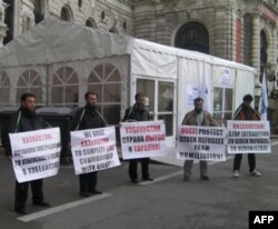 O'zbek muhojirlar Venada namoyish qilib, Qozog'iston va xalqaro hamjamiyatdan adolat, muruvvat so'ramoqda