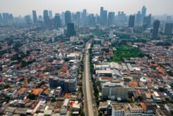 Jalan menuju pusat kota Jakarta yang biasanya dipenuhi lalu lintas terlihat sepi, 16 Juli 2021, saat diberlakukannya PPKM untuk membatasi penyebaran COVID-19.