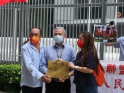 2021年10月1日，“同心护港”发言人曹达明（左）致函特首，要求为维多利亚公园改名。（曹达明提供）