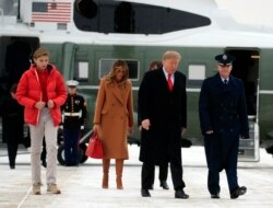 រូបឯកសារ៖ ប្រធានាធិបតី​ ដូណាល់ ត្រាំ ធ្វើដំណើរ​ជាមួយ​ភរិយា Melania Trump ​និង​កូន​ប្រុស​ Barron Trump។