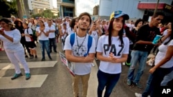 Al sur y occidente del país, miles de opositores también caminaban hacia las principales iglesias, orando y portando carteles que decían "No más dictadura", "No a la represión".