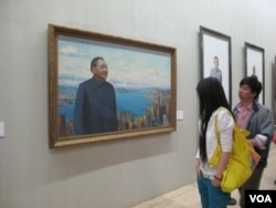 画展观众观看邓小平画像（2010年5月，美国之音张楠拍摄）