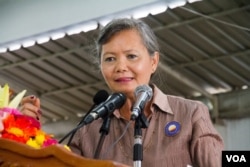 រូបឯកសារ៖ លោកស្រី មួរ សុខហួរ អនុ​ប្រធាន​គណបក្ស​សង្គ្រោះ​ជាតិ​ ក្នុង​ពិធី​ជួបជុំ​បេក្ខនារី​សម្រាប់​ការបោះឆ្នោត​ឃុំ​សង្កាត់ នៅ​ទីស្នាក់ការ​គណបក្ស​ ក្នុង​រាជធានី​ភ្នំពេញ នៅ​ថ្ងៃទី​១៧​ ខែ​ឧសភា​ ឆ្នាំ​២០១៧។ (ហ៊ាន សុជាតា/VOA)