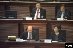 香港教育局局長吳克儉(前排左一)表示，教育局最新製作的基本法視像教材套引導學生多角度思考。(美國之音湯惠芸)