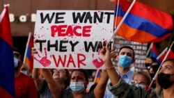 ARHIVA - Protest Federacije mladih Jermenije protiv, kako kažu, agresije Azerbejdžana u regionu Nagorno Karabah, protestuju ispred konzulata Azerbejdžana u Los Anđelesu.