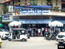 ឱសថស្ថាន នៅតំបន់​ផ្សារ​តាប៉ាង​ដែល​នៅក្បែរ​ផ្សារ​ធំថ្មី ដែលប្រជាជន​ទូទៅ​ទៅទិញ​ឱសថដើម្បី​ព្យាបាល​ជំងឺនៅរាជធានី​ភ្នំពេញ នៅថ្ងៃទី០៨ ខែឧសភា​ ឆ្នាំ​២០១៨។ (ណឹម​ សុភ័ក្ត្របញ្ញា​/ VOA) ​