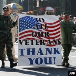 Amerika urush qurbonlarini yodga olib, faxriylarga rahmat aytmoqda