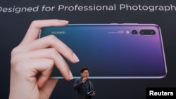 华为2018年3月在巴黎推销新款手机（路透社）
