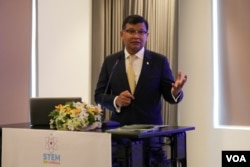 រូបឯកសារ៖ លោក​ ហង់ ​ជួនណារ៉ុន​ រដ្ឋមន្ត្រី​ក្រសួង​អប់រំ ​យុវជន ​និង​កីឡា​ ថ្លែង​សុន្ទរកថា​នៅ​ក្នុង​ពិធី​សម្ពោធ​គម្រោង​ STEM​ គឺ​គម្រោង​ «មជ្ឈមណ្ឌល​STEM» ​និង​គម្រោង​«អ្នកវិទ្យាសាស្ត្រតូច​» របស់​ស្ថានទូត​អង់គ្លេស​ប្រចាំ​កម្ពុជា ​ក្នុង​រាជធានី​ភ្នំពេញ ​កាល​ពី​ថ្ងៃទី​៩ ខែវិច្ឆិកា​ ឆ្នាំ២០១៦។ (VOA)