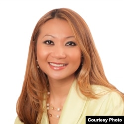 អ្នកស្រី​ បុប្ផា ម៉ាឡូន អនុអគ្គនាយកធនាគារ Enterprise Bank គឺជាសកម្មជនសហគមន៍ម្នាក់នៅក្នុងសង្កាត់ទី៣នៃរដ្ឋ Massachusetts។ អ្នកស្រីបានឈរឈ្មោះលើកដំបូងជាបេក្ខជនសមាជិករដ្ឋសភានៃគណបក្សប្រជាធិបតេយ្យ។​ អ្នកស្រីបានចាញ់ការបោះឆ្នោតបឋម ប៉ុន្តែប្តេជ្ញាចិត្តនៅតែបន្តជួយសហគមន៍ដើម្បីការផ្លាស់ប្តូរប្រសើរឡើង។ (រូបថតដោយ Bopha Malone)