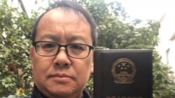 中國維權律師劉曉原手舉律師“失業證” （推特照片）