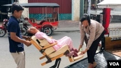 យុវតី​ រស្មី​ ម៉ារី​ និង​ម្តាយ ​លោកស្រី​ ឃឹម វី​ ​បាន​ប្រើប្រាស់​សេវា​រ៉ឺម៉កកង់បី​សម្រាប់​ជនពិការ​ ក្នុង​រាជធានី​ភ្នំពេញ​ កាល​ពីថ្ងៃ​ទី​២១​ ខែធ្នូ​ ឆ្នាំ​២០១៦​។ (ហ៊ាន សុជាតា​/ VOA)