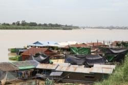 ផ្ទះបណ្តែតទឹកតាមដងទន្លេសាប ក្នុងសង្កាត់ច្រាំងចំរេះពីរ ខណ្ឌឬស្សីកែវ រាជធានីភ្នំពេញ ថ្ងៃទី៩ ខែមិថុនា ឆ្នាំ២០២១។ (កាន់ វិច្ឆិកា/វីអូអេ)