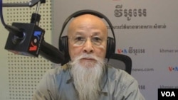 រូបឯកសារ៖ លោកបណ្ឌិត ឡៅ ម៉ុងហៃ អ្នកវិភាគនយោបាយខ្មែរ បានចូលមកបកស្រាយលើប្រធានរឿងនេះ ជាមួយនឹងលោក អូន ឆេងប៉រ នៃVOA ក្នុងកម្មវិធី Hello VOA កាលពីរាត្រីថ្ងៃទី១ ខែសីហា ឆ្នាំ២០១៩។ (លឹម សុធី/VOA)