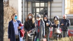 Građani Moskve čekaju da budu testirani na koronavirus.