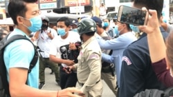 រូបឯកសារ៖ កងសន្តិសុខ​ខណ្ឌ​៧មករា រុញច្រាន​អ្នកតវ៉ា​មិន​ឲ្យ​ចូល​ទៅកាន់​ខាងមុខ​សាលា​ដំបូង​រាជធានី​ភ្នំពេញ នៅ​ថ្ងៃ​ទី១៣ ខែសីហា ឆ្នាំ២០២០។ (ហ៊ុល រស្មី/វីអូអេ)