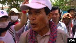 លោក លី គីមហុង តំណាង​ប្រជាពលរដ្ឋ​មាន​ទំនាស់​ដីធ្​លីជាមួយ​អាជ្ញាធរ​ខេត្​តកំពត​ផ្តល់​បទសម្ភាសន៍​ដល់​អ្នកសារព័ត៌មាន​នៅ​ក្នុង​ទី​លានប្រជាធិបតេយ្យ​កាល​ពី​ថ្ងៃ​អាទិត្យ ទី១៣ ខែកញ្ញា ឆ្នាំ២០១៥។ (ហ៊ុល រស្មី/VOA)