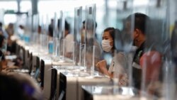 Stanovnici Bangkoka čekaju u redu da prime vakcinu protiv koronavirusa na aerodromu Suvarnabumi, na Tajlandu, 28. aprila 2021.