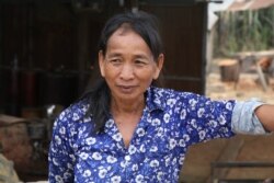 អ្នកស្រី ទួន យឺត អាយុ៥៥ឆ្នាំ កសិករ​ម្នាក់​ធ្វើស្រែ​ក្នុង​ឃុំ​ចែងមានជ័យ ស្រុកបាណន់ ខេត្តបាត់ដំបង ខាតបង់​ប្រាក់​លើ​ការធ្វើស្រែ​ក្នុង​ឆ្នាំ២០២១។ (ស៊ុន ណារិន/វីអូអេ)