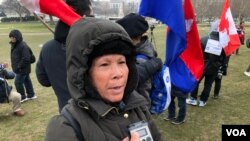 ភន ហម មកពីរដ្ខភេនស៊ីលវីនៀ ចូលរួមបាតុកម្មនៅមុខវិមានរដ្ឋសភាអាមេរិក ក្នុងរដ្ឋធានីវ៉ាស៊ីនតោន ដើម្បីសុំឲ្យសហរដ្ឋអាមេរិកធ្វើអន្តរាគមន៍ឲ្យមានការស្តារប្រជាធិបតេយ្យ និងសិទ្ធិមនុស្សឡើងវិញនៅក្នុងប្រទេសកម្ពុជា នៅថ្ងៃសៅរ៍ ទី១៩ ខែមករា ឆ្នាំ ២០១៩។ (ចាប ចិត្រា/VOA)