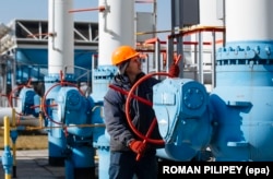 UKRAINE -- FILES -- A worker turns a tap at the gas-compressor station in Mryn village, about 130 km of Kiev, Ukraine, 15 October 2015.