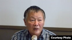 魏京生2015年8月出席在荷蘭海牙舉行的“中國之路”國際研討會（中國民主運動海外聯席會議）