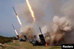 El ejército norcoreano lleva a cabo un "ensayo de ataques" con múltiples lanzadores y armas tácticas guiadas lanzadas hacia el mar, el 4 de mayo de 2019. Foto proporcionada por la Agencia Central de Noticias Coreana (KCNA).