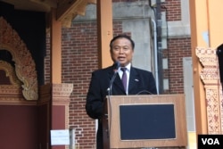 លោក ជុំ ប៊ុនរ៉ុង អគ្គរាជទូត​ព្រះរាជាណាចក្រ​កម្ពុជា​ប្រចាំ​សហរដ្ឋ​អាមេរិក ថ្លែង​សន្ទរកថា​បើក​កម្មវិធី​ចូល​ឆ្នាំ​ខ្មែរ នៅ​រដ្ឋធានី​វ៉ាស៊ីនតោន កាលពី​ថ្ងៃអាទិត្យ ទី៣០ ខែមេសា ឆ្នាំ២០១៧។ (ភី សុភាដា/VOA)