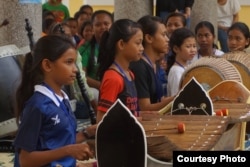 សកម្មភាពរៀនប្រគុំឧបករណ៍ភ្លេងបុរាណខ្មែរដែលរៀបចំឡើងដោយអង្គការសិល្បៈខ្មែរអមតៈ។ (រូបថតដោយ៖ អង្គការសិល្បៈខ្មែរអមតៈ)