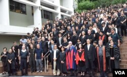 香港大學師生黑衣靜默遊行抗議校委會否決陳文敏副校長任命。(美國之音湯惠芸)