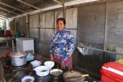 អ្នកស្រី ទ្រី ពៅ អាយុ​៣៨​ឆ្នាំ បាត់បង់​ដីស្រែ​មួយ​ហិកតា​ក្នុង​តំបន់​ហាមឃាត់ ឬហៅ​ថា​តំបន់​៣ ក្នុង​ឃុំច្រណូក ស្រុក​កំពង់លែង ខេត្តកំពង់ឆ្នាំង ថត​នៅ​ថ្ងៃទី១១ ខែធ្នូ ឆ្នាំ២០២១។ (ស៊ុន ណារិន/វីអូអេ)