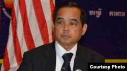 រូបឯកសារ៖ លោក អ៊ុង រិទ្ធី (ស្តាំ) ប្រធាន​សាខា​គណបក្ស​សង្គ្រោះជាតិ​អាមេរិក។