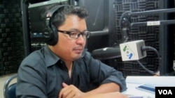 លោក​អ៊ូ វីរៈ នាយកមជ្ឈមណ្ឌល​សិទ្ធិ​មនុស្ស​កម្ពុជានៅ​ក្នុង​កម្មវិធី​ហេឡូ​វីអូអេ​កាលពី​ថ្ងៃ​ច័ន្ទ​ទី​០៦ ខែ​ឧសភា ២០១៣។