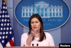 La portavoz de la Casa Blanca Sarah Sanders habla durante una conferencia de prensa en la Casa Blanca en Washington, Estados Unidos, el 2 de julio de 2018. REUTERS / Kevin Lamarque.