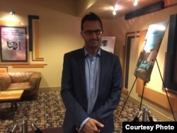 លោក Theodore Christov សាស្រា្តចារ្យ​ផ្នែក​ប្រវត្តិសាស្រ្ត​នៅ​សាកល​វិទ្យាល័យ Georgetown University។ (ណឹម សុភ័ក្រ្តបញ្ញា/VOA)