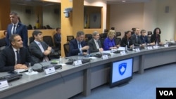 Evropski komesar za proširenje Johanes Han tokom posete Prištini