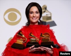 Kacey Musgraves posa con sus cuatro permios Grammy, incluyedo el de Álbum del Año por "Golden Hour" el domingo, 10 de febrero de 2019 en Los Ángeles, California.