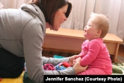 Дженніфер із Софійкою в українському сиротинці. 2010 р.