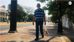 Venezolanos aseguran que sus dineros se evaporan rápidamente si tienen dos o tres días continuos sin trabajar. [Foto: Gustavo Ocando Alex, VOA].