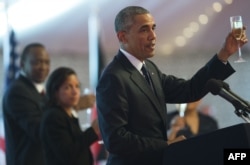 President Barack Obama raises a toast during a state dinner hosted by Kenyan President Uhuru Kenyatta, left, at the State House in Nairobi, July 25, 2015.