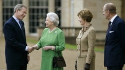 ჯორჯ და ლარა ბუშები ბუკინგების სასახლეში ვიზიტის დროს