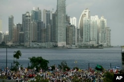 Pregrinos que asisten a la ceremonia de apertura y misa del Día Mundial de la Juventud en Panamá, esperan al papa Francisco. Enero 24 de 2019.