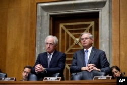 El presidente de la Comisión de Relacianes Exteriores del Senado, Bob Corker, republicano por Tennessee (izquierda), y el senador Bob Menéndez, demócrata por Nueva York, durante la segunda ronda de interrogatorios de la audiencia de confirmación al secretario de Estado designado, Mike Pompeo. Abril 12, 2018.