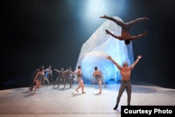 លោក ណែម​ សុផា​ កំពុង​សម្តែង​ក្នុង​កម្មវិធី Colibri នៅ​ក្នុង​មជ្ឈមណ្ឌល​សៀក TOHU ក្នុង​ទីក្រុង Montreal ប្រទេស​ កាណាដា កាលពី​ថ្ងៃ​ទី១១ ខែ​មិថុនា ឆ្នាំ២០១៦។ (រូបថត៖ Mathieu Pothie/mathieupothier.com)