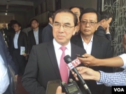 លោក​ វេង​ សាខុន​ រដ្ឋមន្ត្រី​ រដ្ឋមន្ត្រី​ក្រសួងកសិកម្ម​ រុក្ខាប្រមាញ់​ និង​នេសាទ​ ថ្លែង​ទៅកាន់​អ្នក​សារព័ត៌មាន​ អំពីការ​ផលិត​បន្លែក្នុង​ស្រុក​ នៅ​សាកល​វិទ្យាល័យ​ភូមិន្ទកសិកម្ម​ កាលពីថ្ងៃ​ទី​១៨​ ខែតុលា​ ឆ្នាំ​២០១៧។​ (ហ៊ុល រស្មី/VOA)