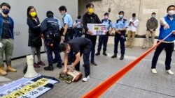 社民連4名成員反小圈子選舉遊行起步前，大批警員到場戒備，拉起封鎖線，又要求紀錄遊行成員的身份證資料 (攝影：美國之音湯惠芸)