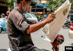 រូបឯកសារ៖ ពលរដ្ឋម្នាក់កំពុងអានកាសែត នៅរាជធានីភ្នំពេញ​ នៅថ្ងៃទី ២៣ ខែ​មីនា​ ឆ្នាំ២០១៨ ។ (ខាន់​ សុគុំមនោ/វីអូអេ)