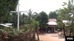 A white cross is placed in front of Im Chaem’s house, in Anlong Veng district, Oddar Meanchey province, Cambodia, April 4, 2018. (Sun Narin/VOA Khmer)