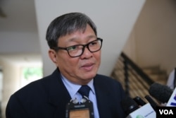 រូបឯកសារ៖ ឯកឧត្តម សុន ឆ័យ ប្រធានក្រុមតំណាងរាស្រ្តគណបក្សជំទាស់ កំពុងថ្លែងនៅក្នុងកិច្ចប្រជុំពេញអង្គពិភាក្សានិងអនុម័តលើសេចក្តីស្នើច្បាប់ស្តីពីការបោះឆ្នោតជ្រើសតាំងសមាជិកព្រឹទ្ធសភាកាលពីថ្ងៃអង្គារ ទី២០ មិថុនា ២០១៧ វិមានរដ្ឋសភា ទីក្រុងភ្នំពេញ។ (កាន់ វិច្ឆិកា/VOA)